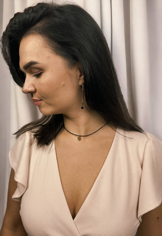 kolczyki ze stali szlachetnej na modelce