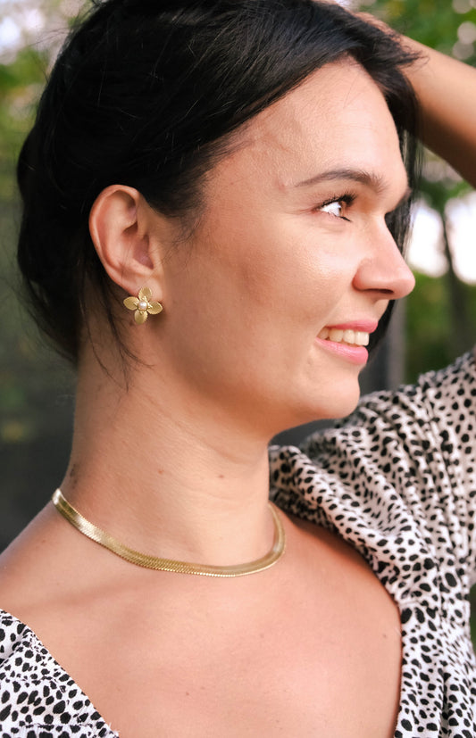 kolczyki ze stali szlachetnej na modelce