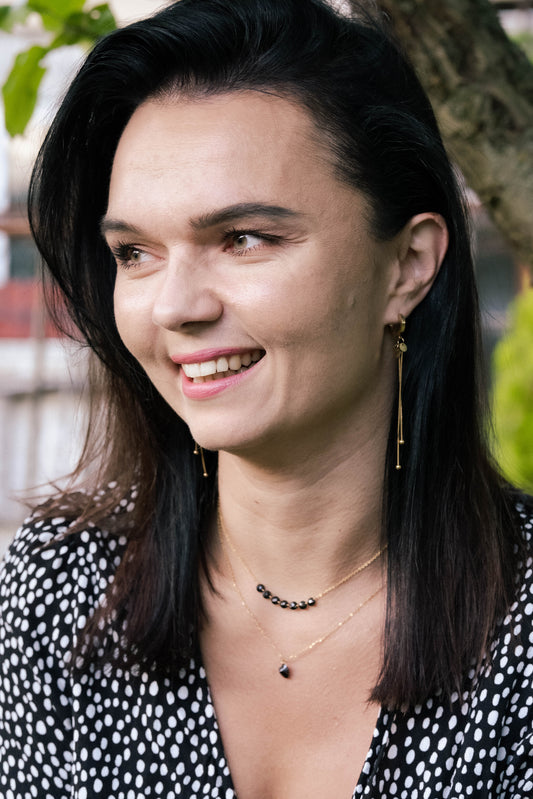 kolczyki ze stali szlachetnej na modelce