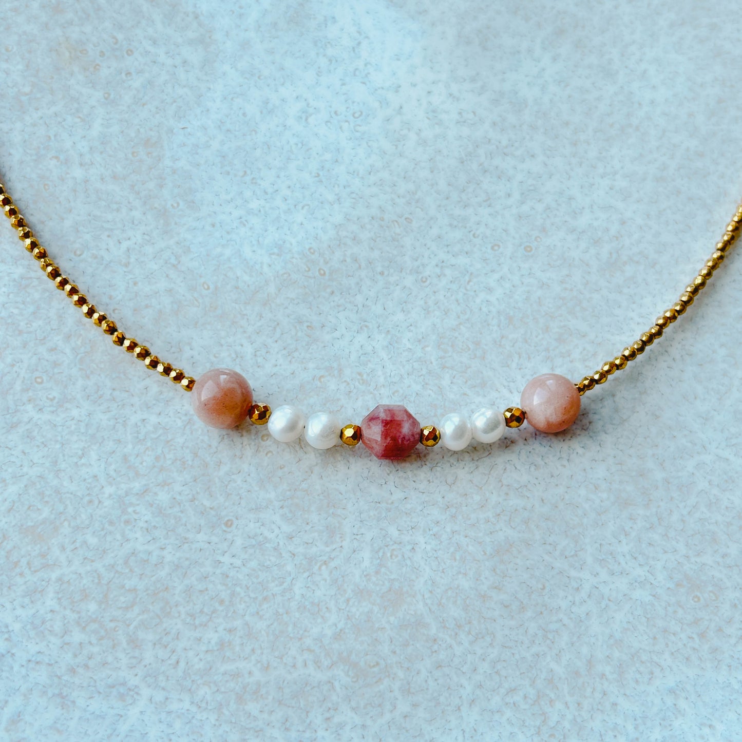 Choker z kamieniem słonecznym i perłami