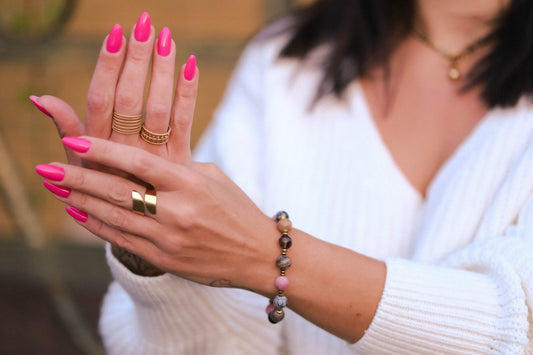 bransoletka, kamienie naturalne, ręcznie robiona bransoletka, modelka z bransoletką