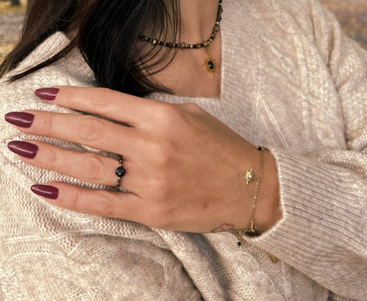 bransoletka, kamienie naturalne, ręcznie robiona bransoletka, modelka z bransoletką