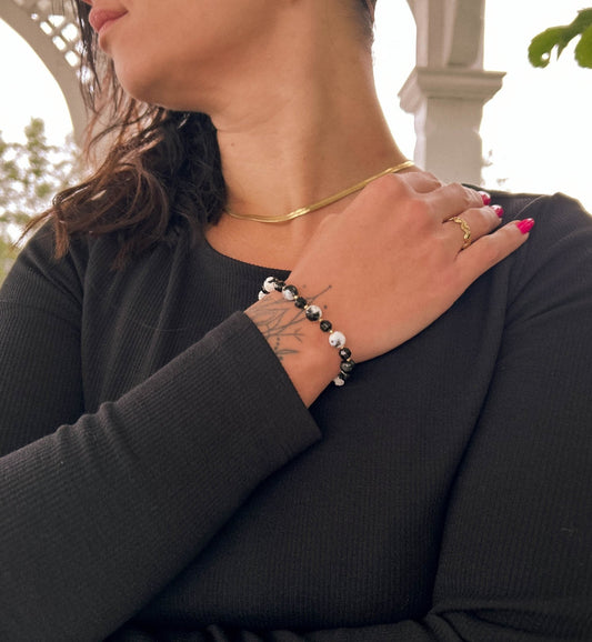 bransoletka, kamienie naturalne, ręcznie robiona bransoletka, modelka z bransoletką