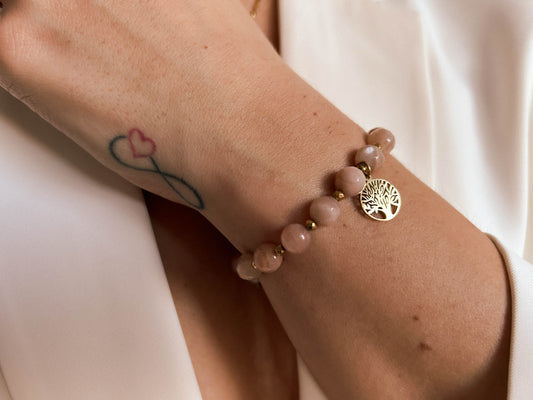 Bransoletka z kamieniem słonecznym i drzewkiem szczęścia modelka