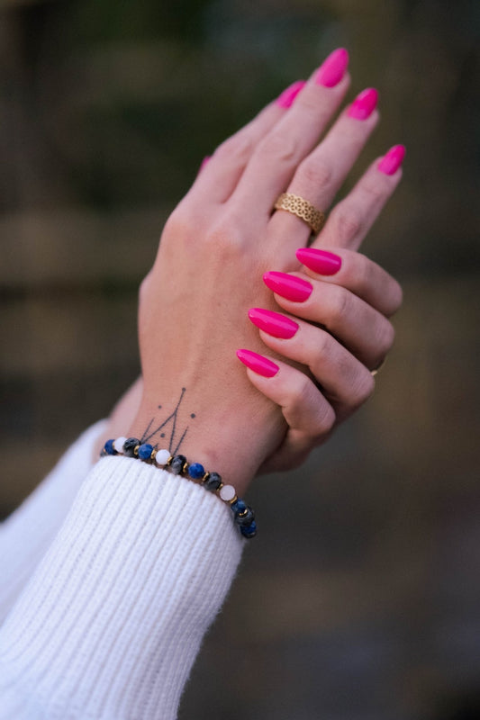 bransoletka, kamienie naturalne, ręcznie robiona bransoletka, modelka z bransoletką