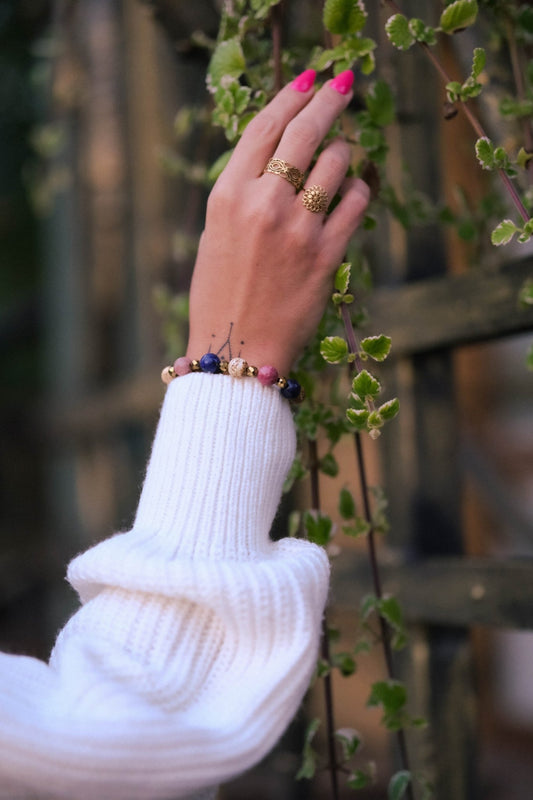 bransoletka, kamienie naturalne, ręcznie robiona bransoletka, modelka z bransoletką