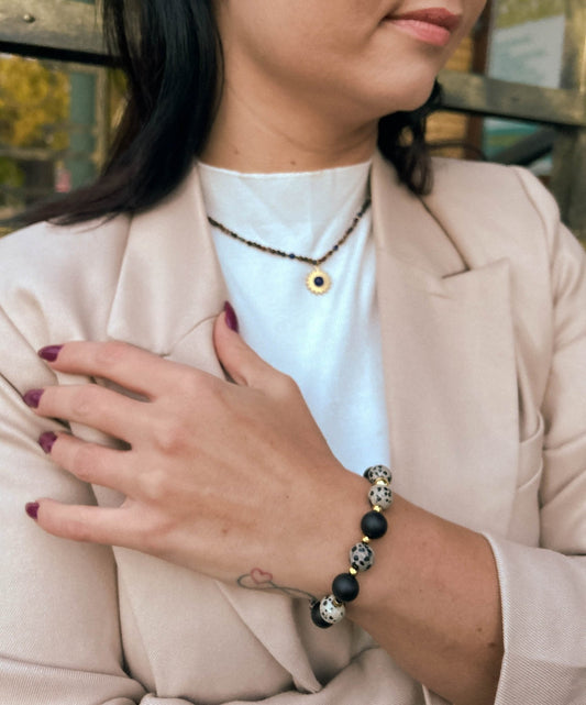 bransoletka, kamienie naturalne, ręcznie robiona bransoletka, modelka z bransoletką