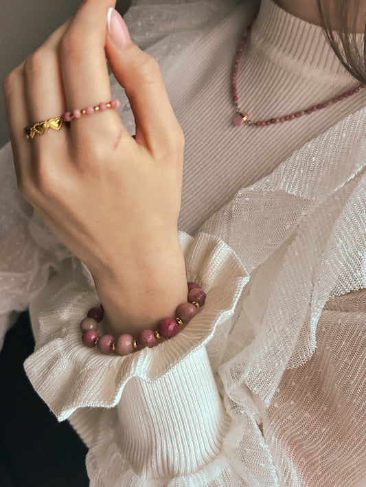 Bransoletka z rodonitu modelka