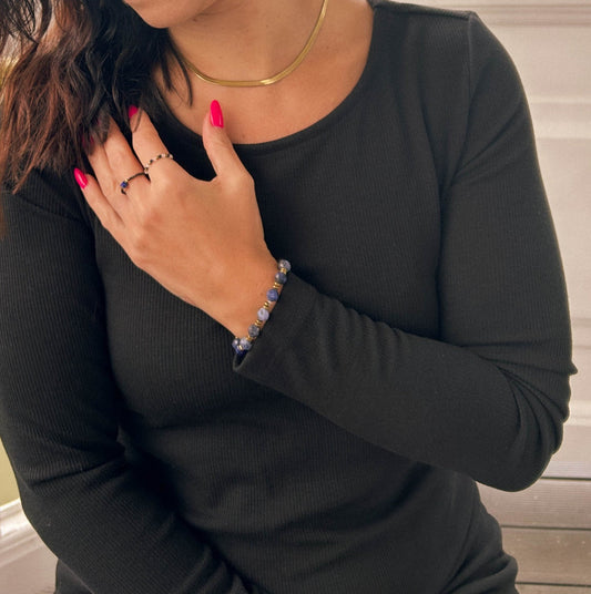 bransoletka, kamienie naturalne, ręcznie robiona bransoletka, modelka z bransoletką