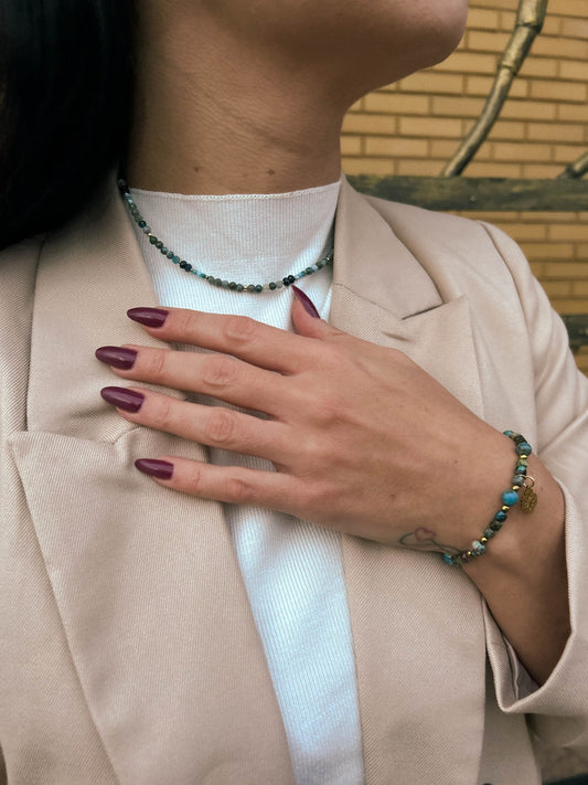 bransoletka, kamienie naturalne, ręcznie robiona bransoletka, modelka z bransoletką