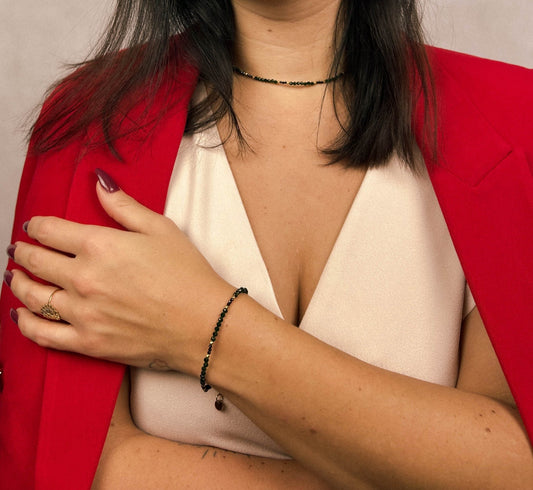 bransoletka, kamienie naturalne, ręcznie robiona bransoletka, modelka z bransoletką