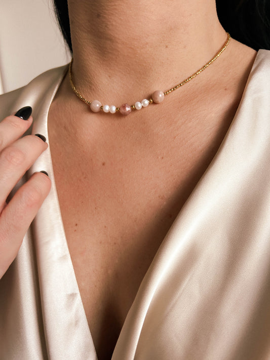 Choker z kamieniem słonecznym i perłami modelka