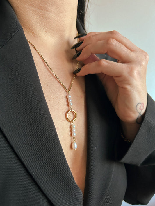 Długi naszyjnik z perłami naturalnymi modelka