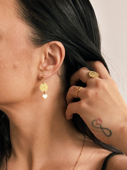 Kolczyki ażurowe z sercem modelka