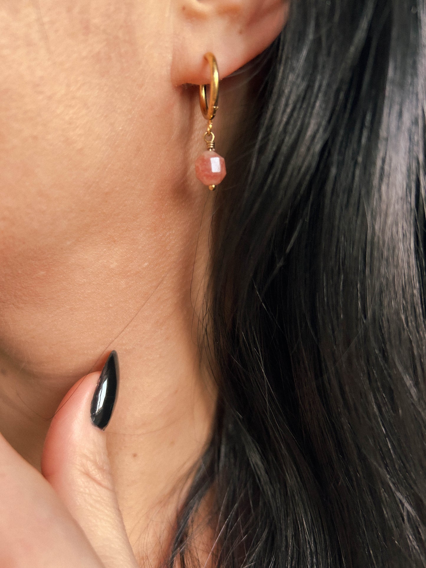 Kolczyki bigle z kamieniem słonecznym modelka