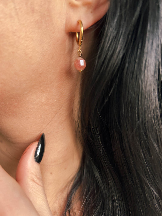 Kolczyki bigle z kamieniem słonecznym modelka