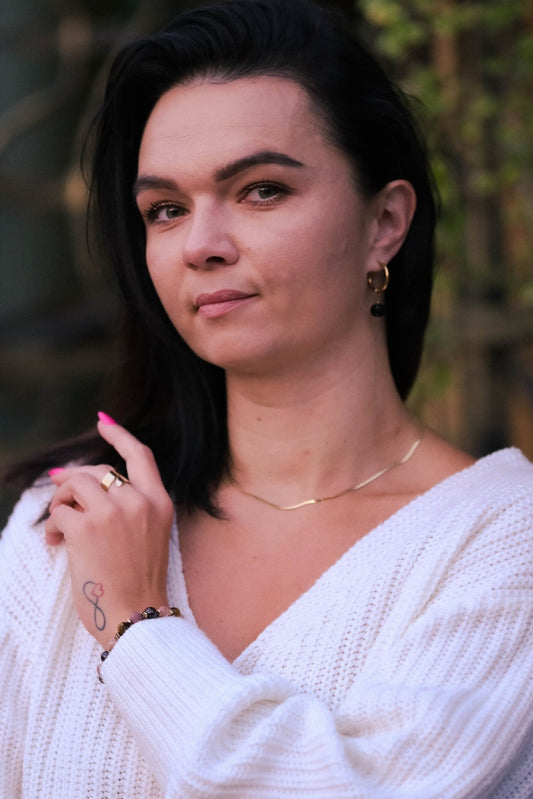 kolczyki ze stali szlachetnej na modelce