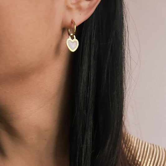 Kolczyki bigle z sercem z masy perłowej modelka