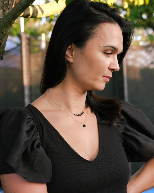 kolczyki ze stali szlachetnej na modelce