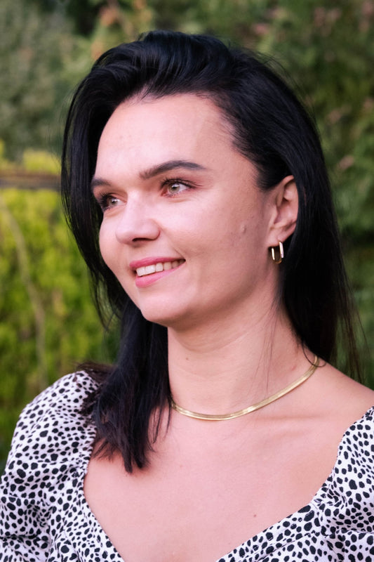 kolczyki ze stali szlachetnej na modelce