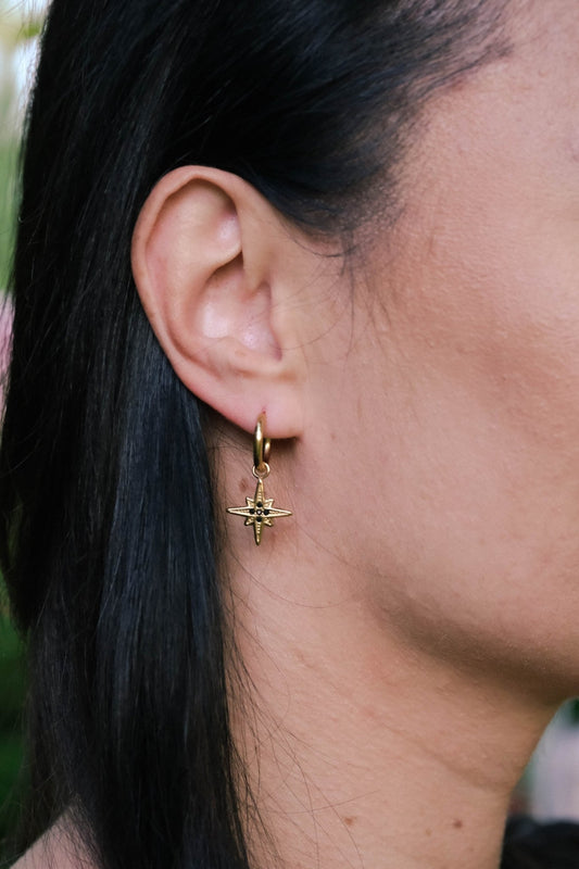 kolczyki ze stali szlachetnej na modelce