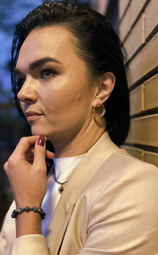 kolczyki ze stali szlachetnej na modelce