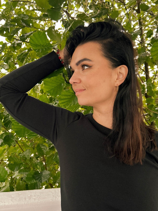 kolczyki ze stali szlachetnej na modelce