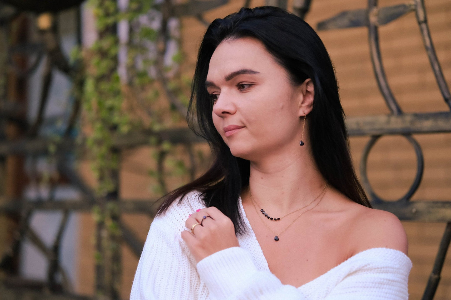 kolczyki ze stali szlachetnej na modelce