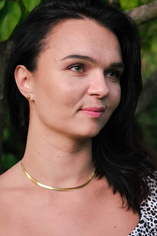 kolczyki ze stali szlachetnej na modelce