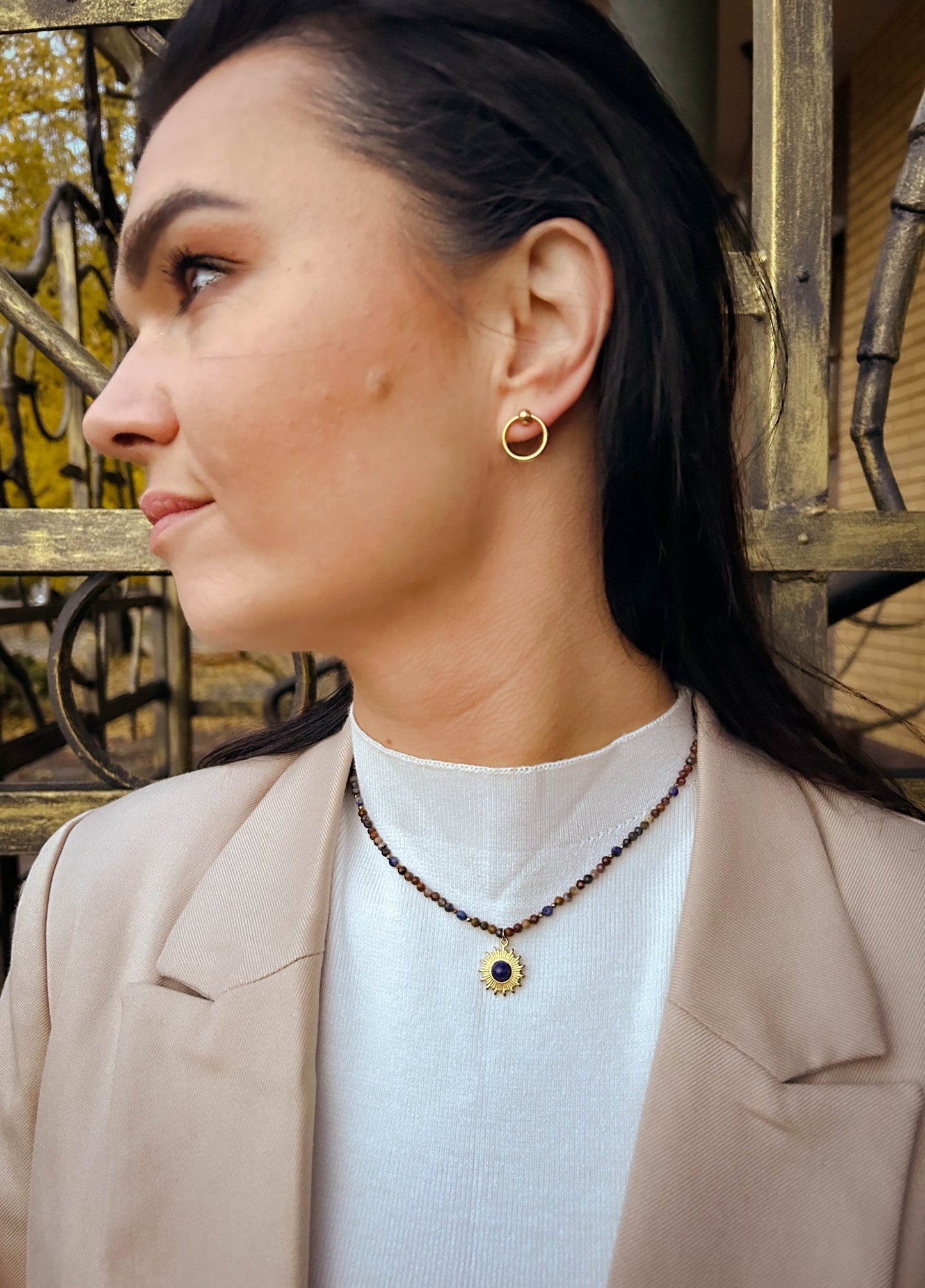 kolczyki ze stali szlachetnej na modelce