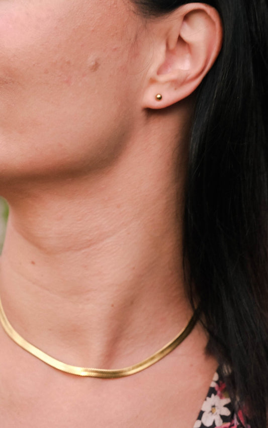 kolczyki ze stali szlachetnej na modelce