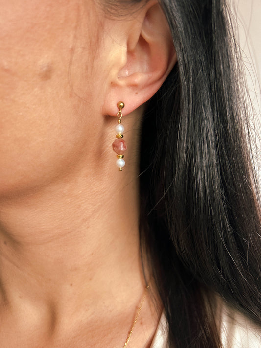 Kolczyki sztyfty z kamieniem słonecznym i perłami modelka