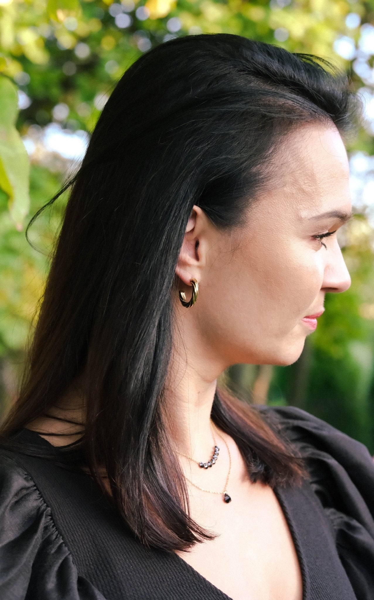 kolczyki ze stali szlachetnej na modelce