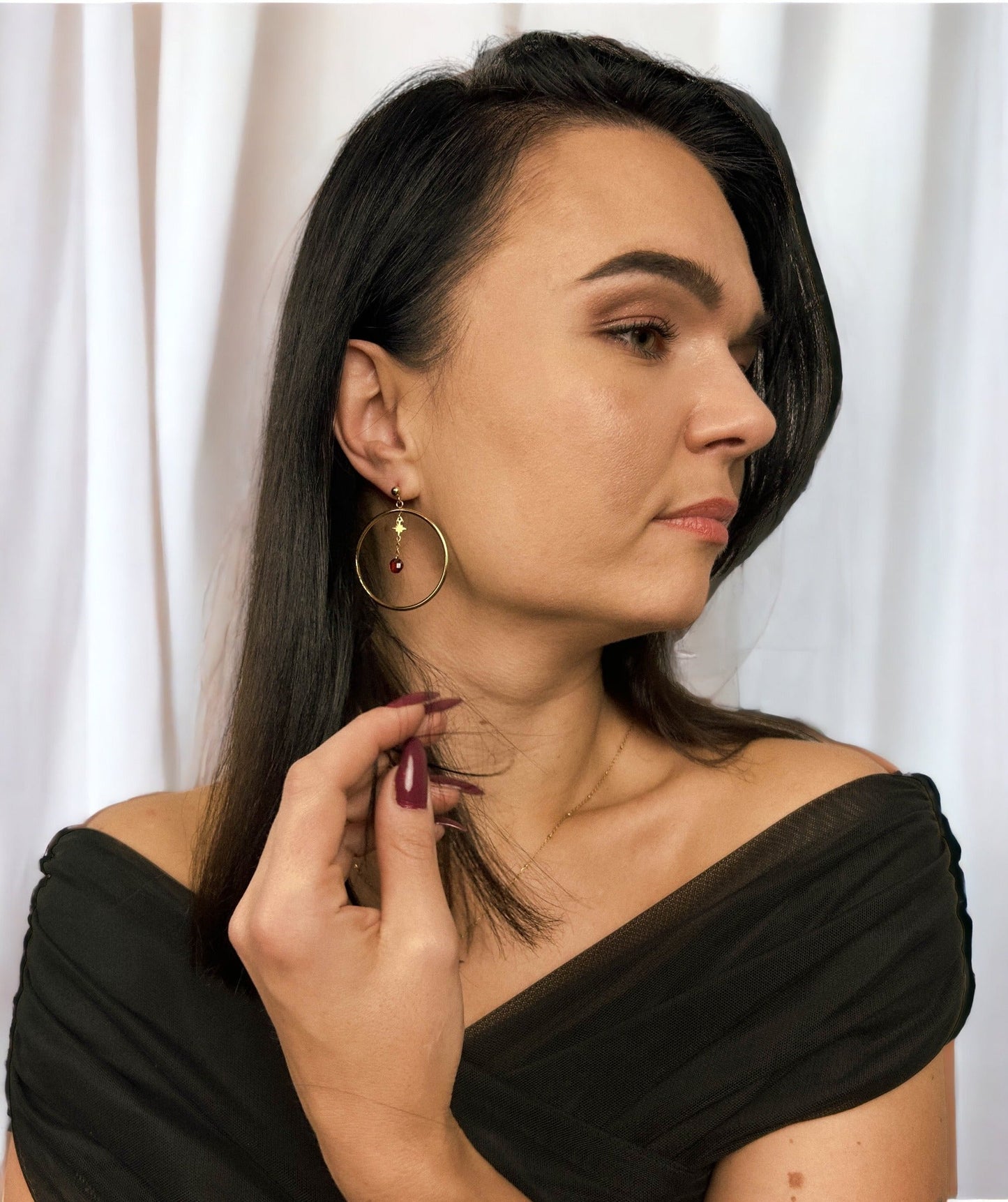 kolczyki ze stali szlachetnej na modelce