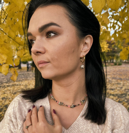 kolczyki ze stali szlachetnej na modelce