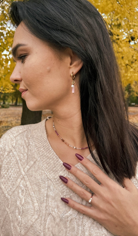 kolczyki ze stali szlachetnej na modelce