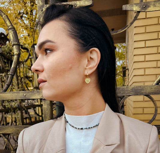 kolczyki ze stali szlachetnej na modelce