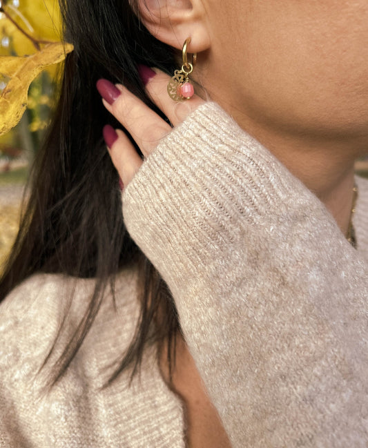 kolczyki ze stali szlachetnej na modelce