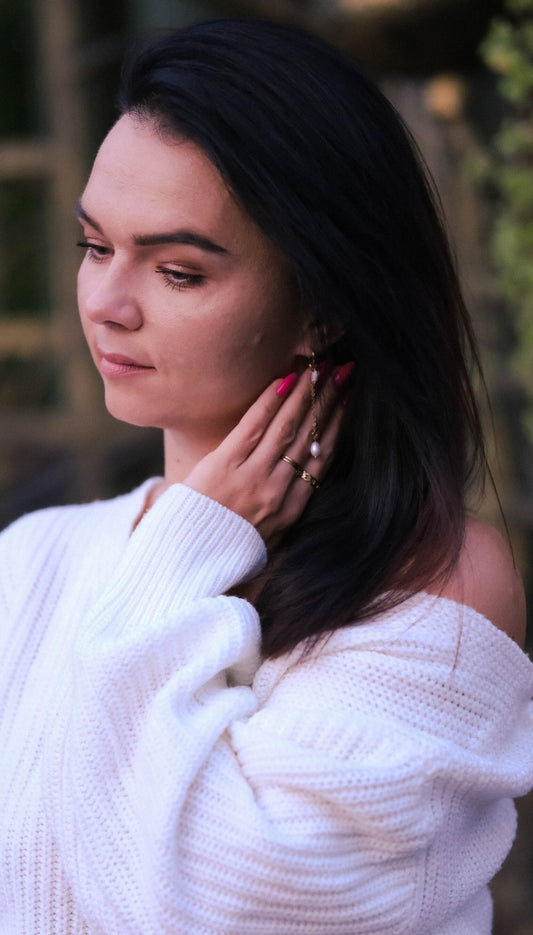 kolczyki ze stali szlachetnej na modelce