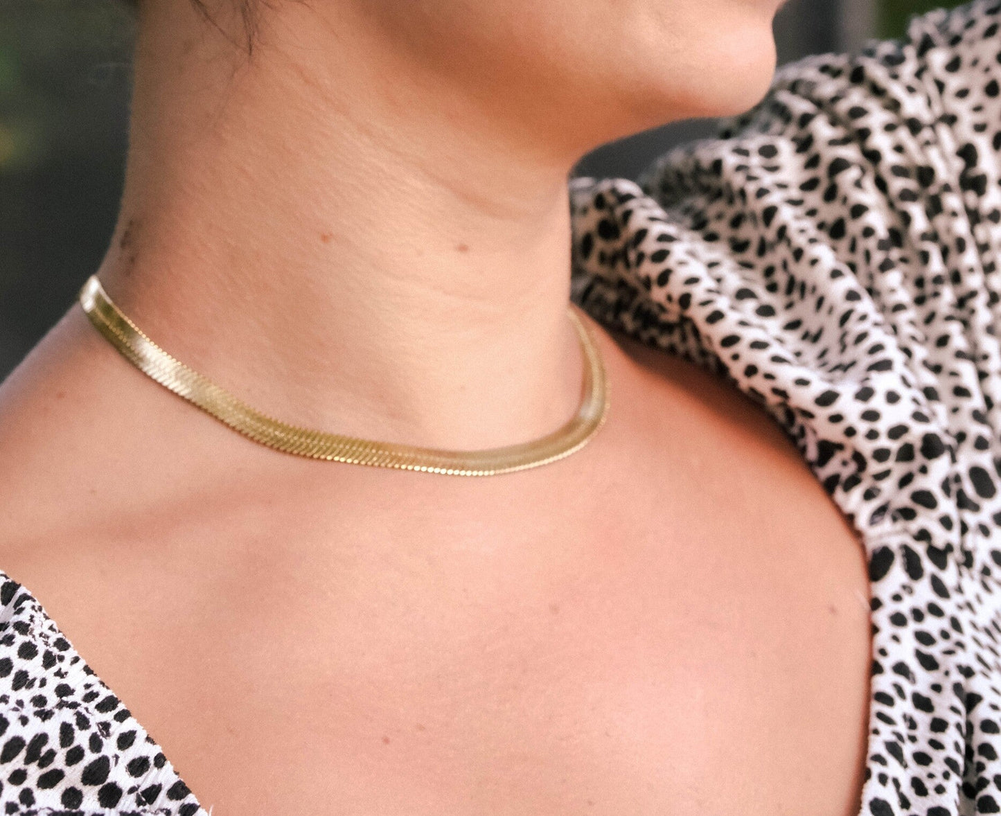 naszyjnik ze stali szlachetnej na modelce