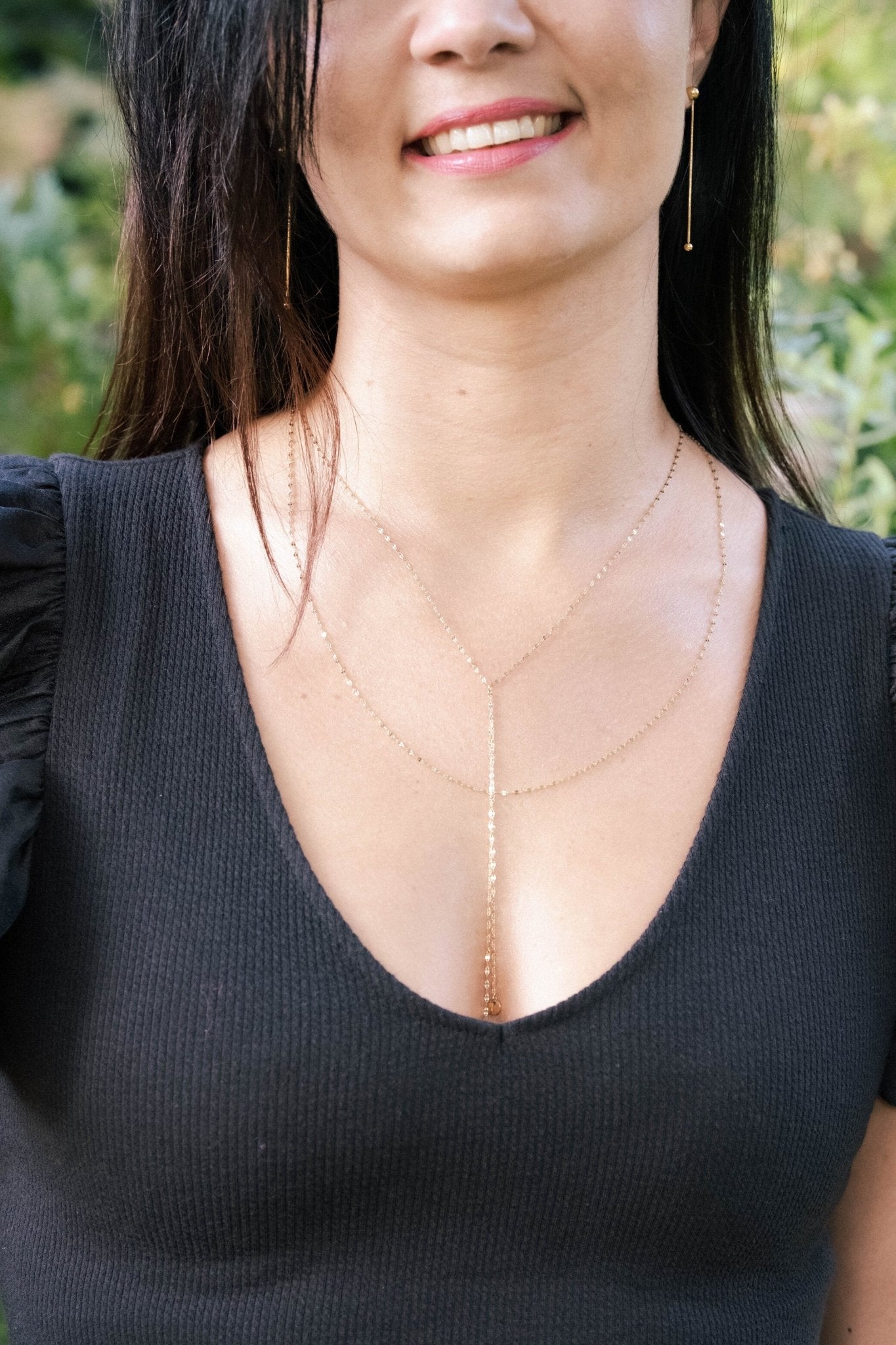 naszyjnik ze stali szlachetnej na modelce