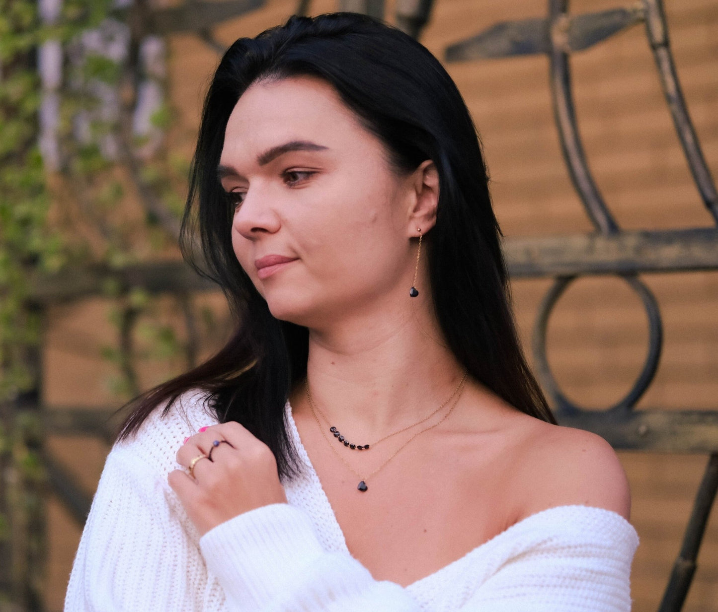 naszyjnik ze stali szlachetnej na modelce