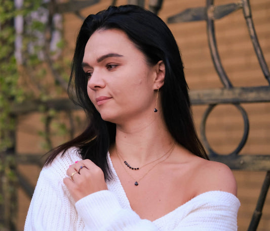 naszyjnik ze stali szlachetnej na modelce