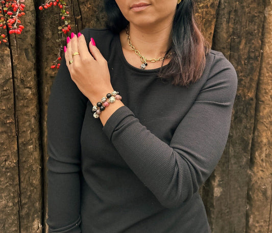 naszyjnik ze stali szlachetnej i kamieni naturalnych na modelce