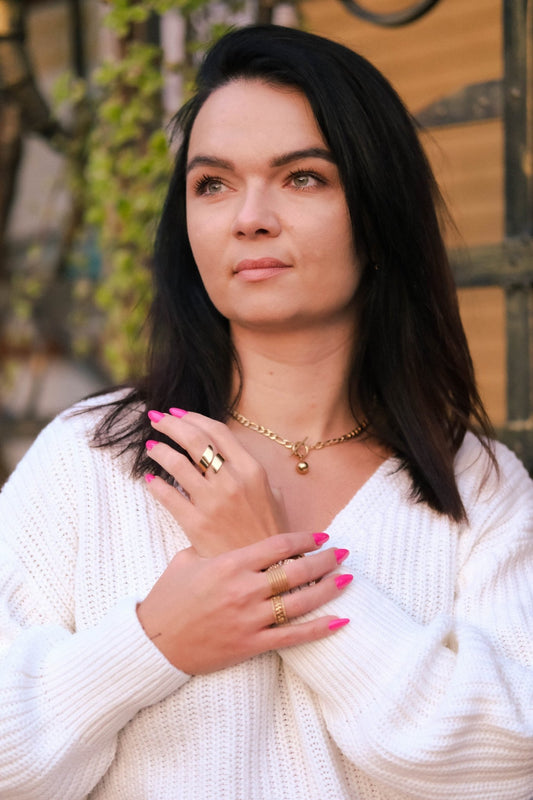 naszyjnik ze stali szlachetnej na modelce