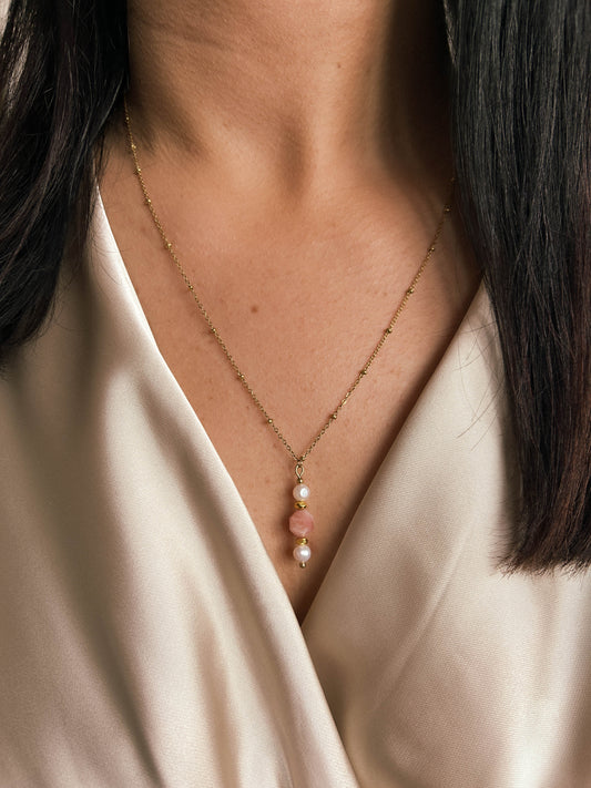 Naszyjnik z zawieszką z kamieniem słonecznym i perłami modelka