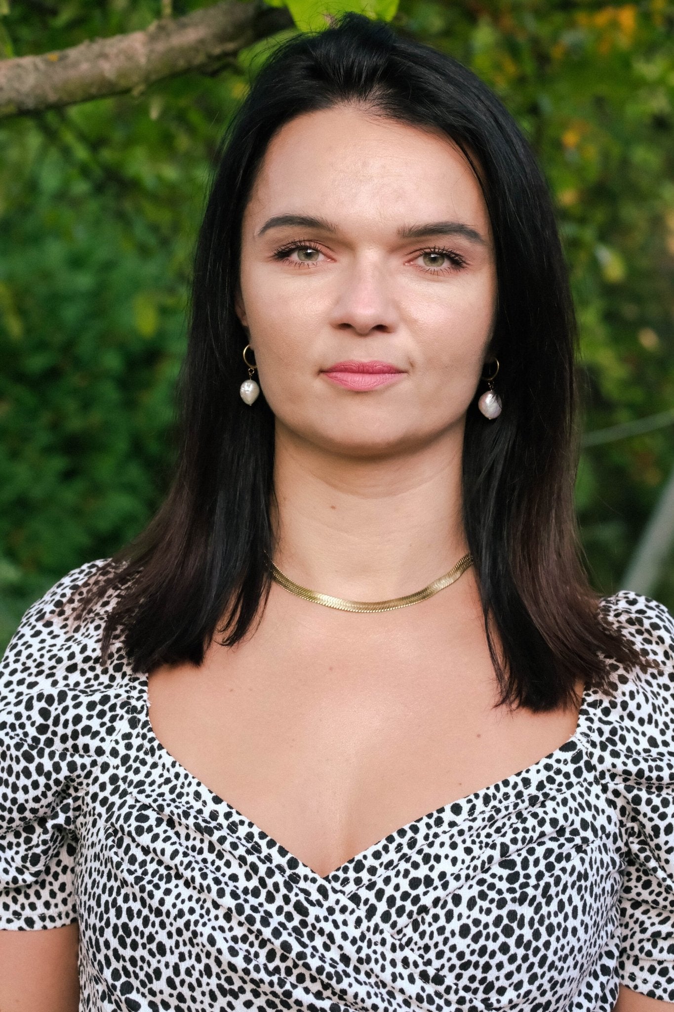 naszyjnik ze stali szlachetnej na modelce