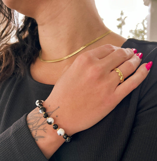 naszyjnik ze stali szlachetnej na modelce