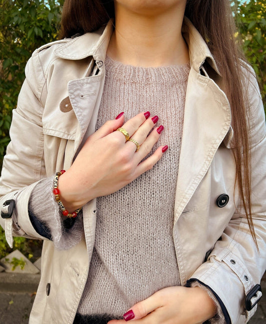 pierścionek ze stali szlachetnej na modelce