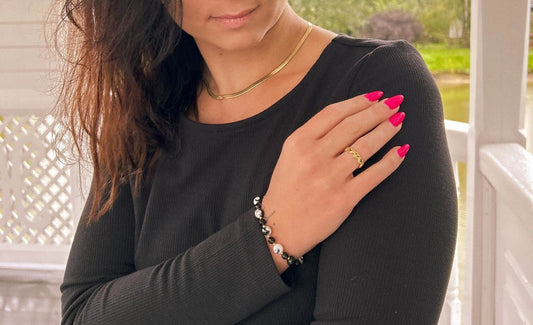 pierścionek ze stali szlachetnej na modelce